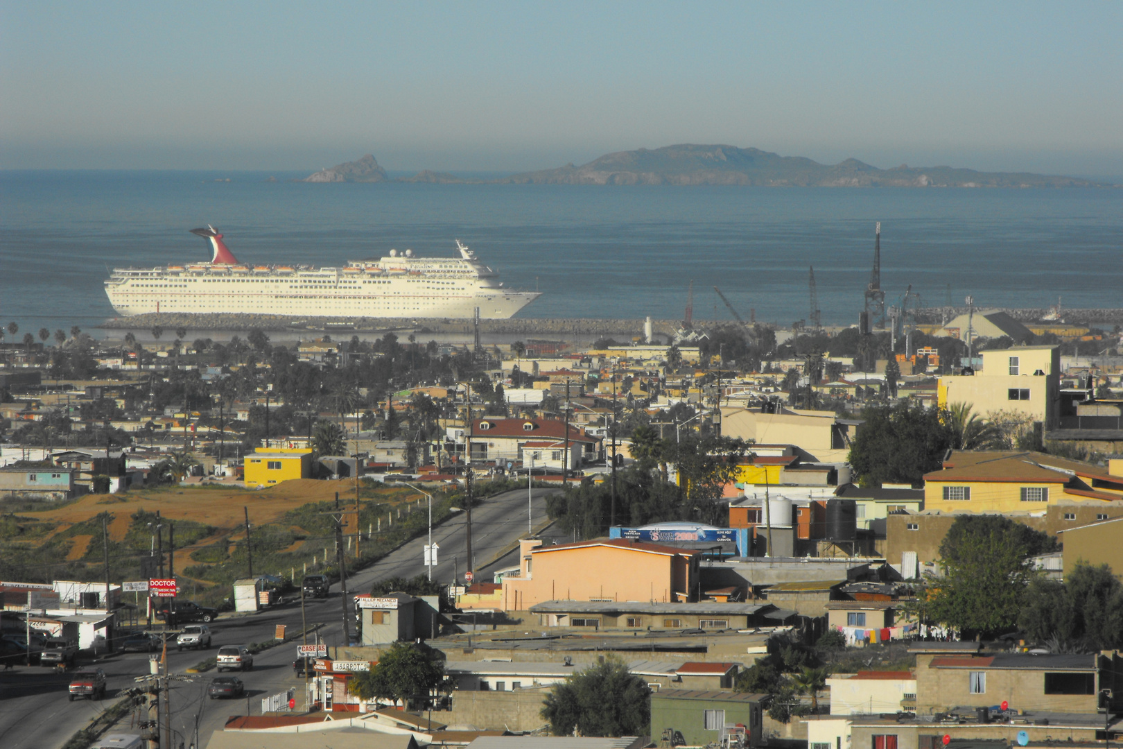 ENTRANDO BARCOS DE TURISMO A LA CIUDAD DE ENSENADA