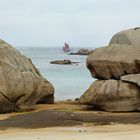 Entre deux rochers, une barque  passe...