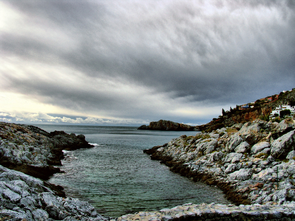 Entre dos muros de rocas