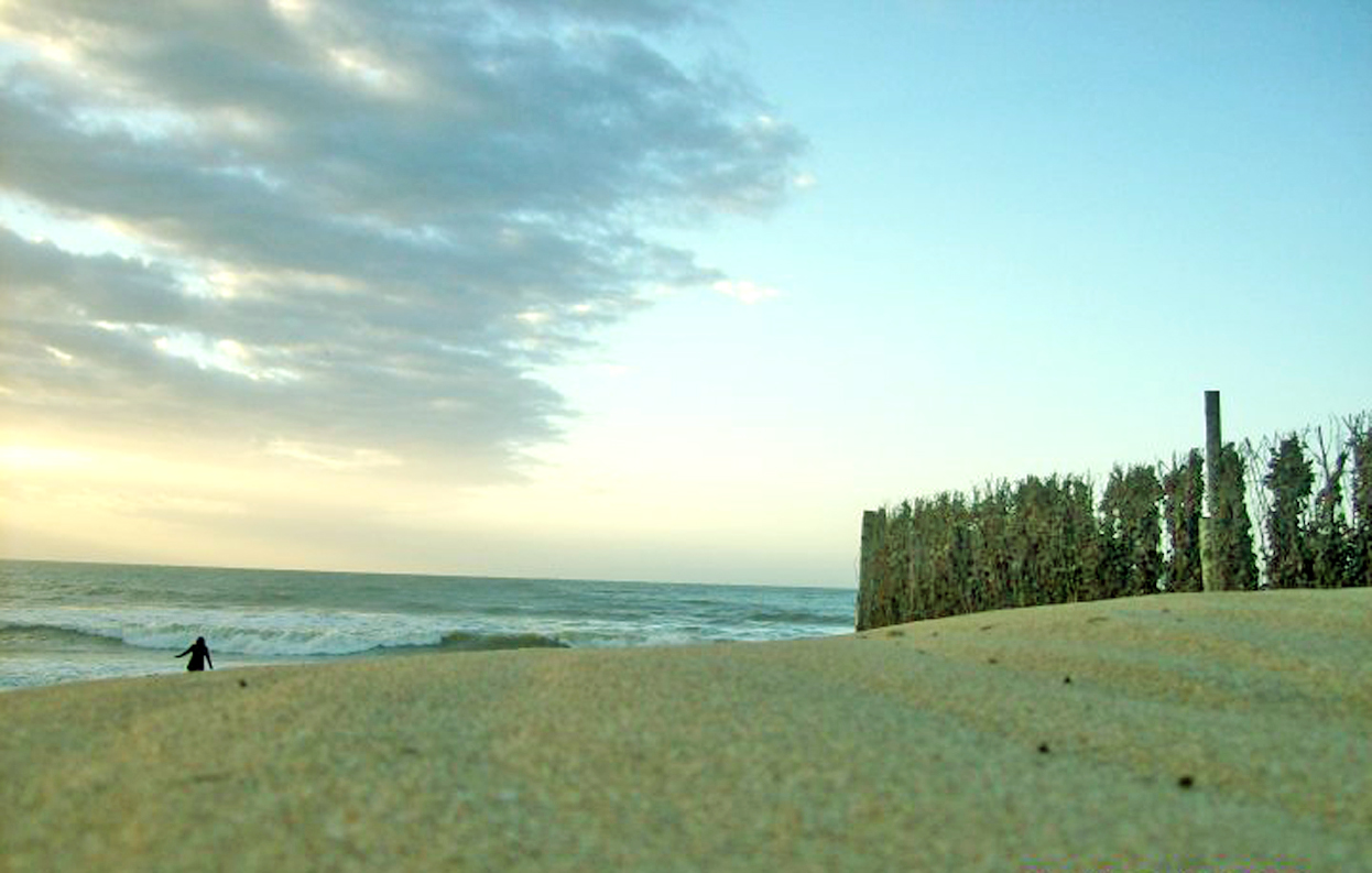 Entre el mar y la arena, ella