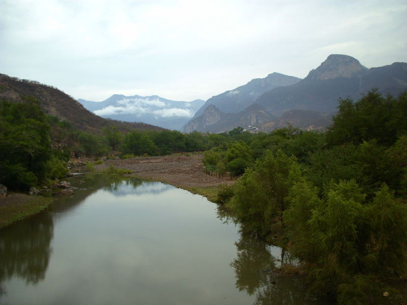 Entre el rio y la montaña