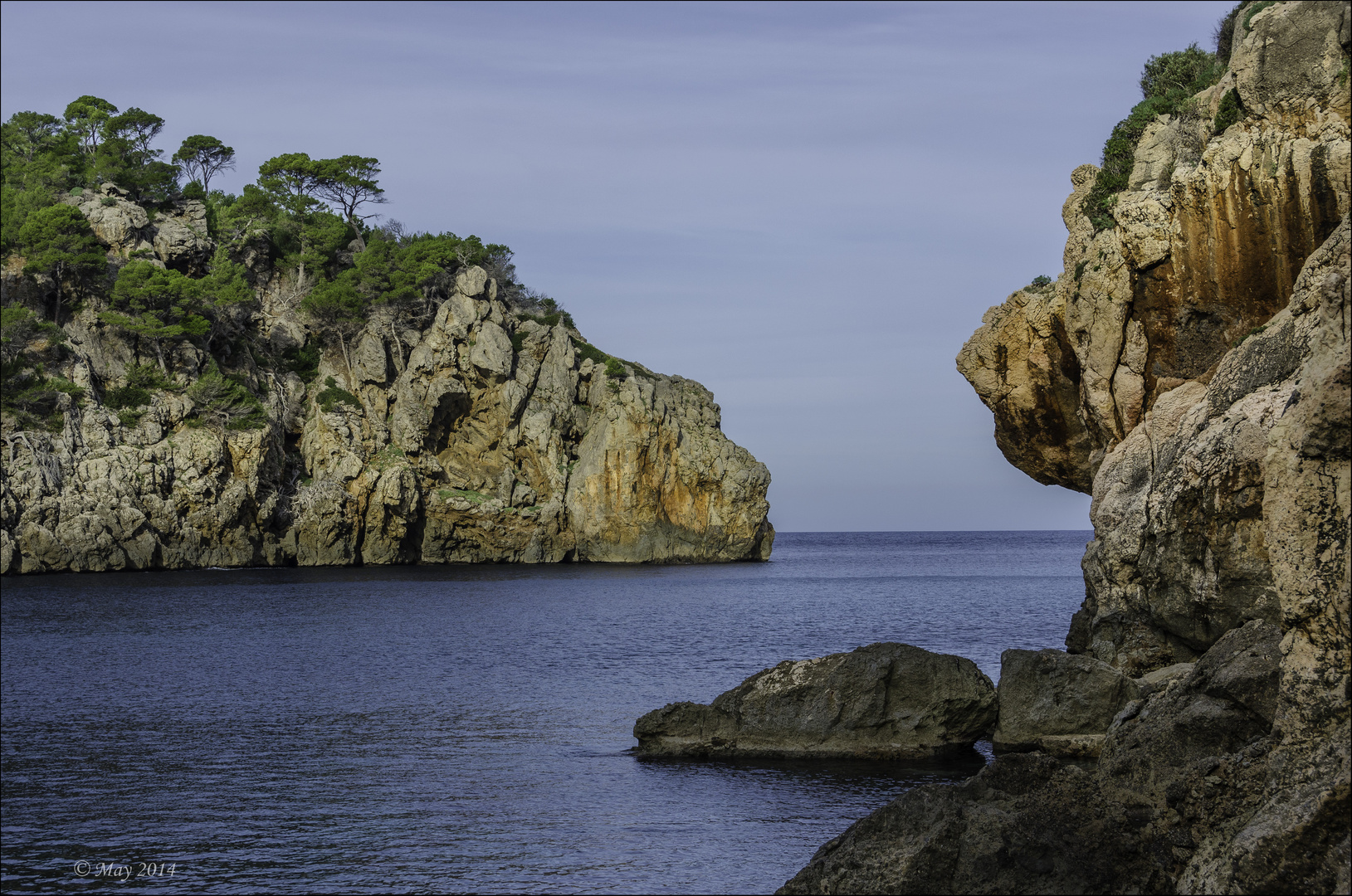 Entre las rocas... el mar.