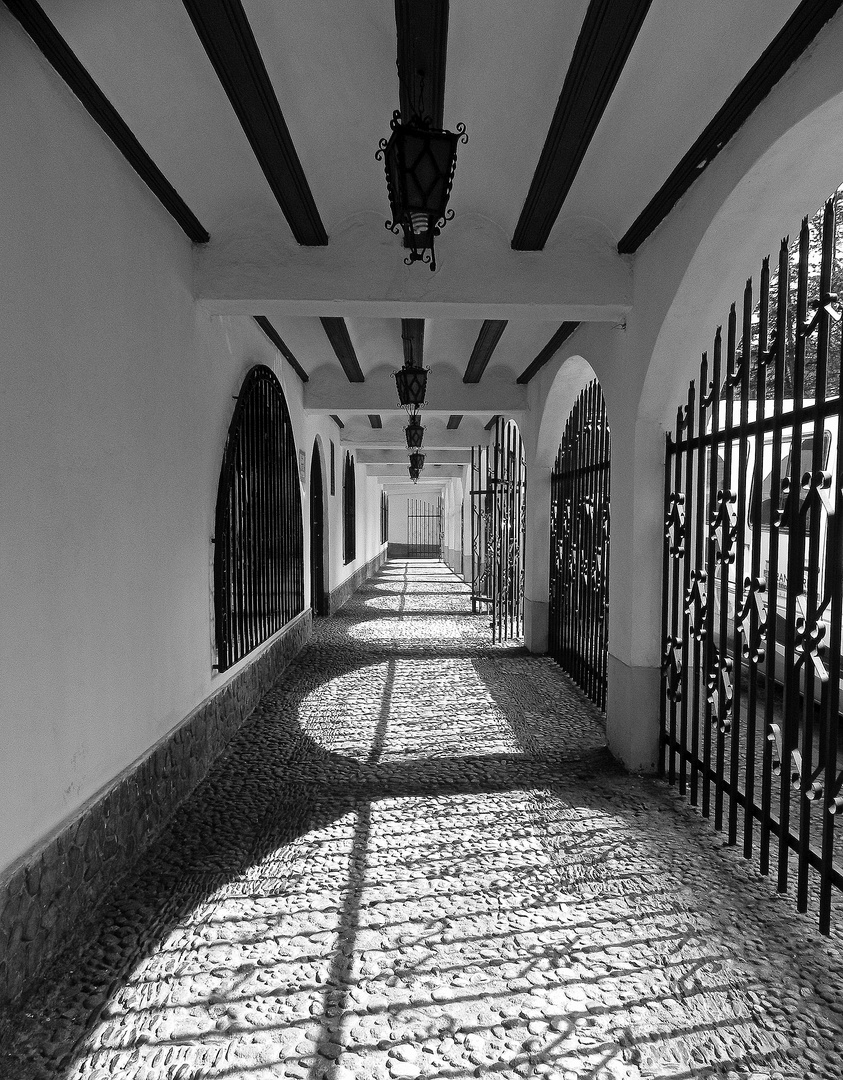 ENTRE REJAS,GALERIA DE CUSCO,PERU