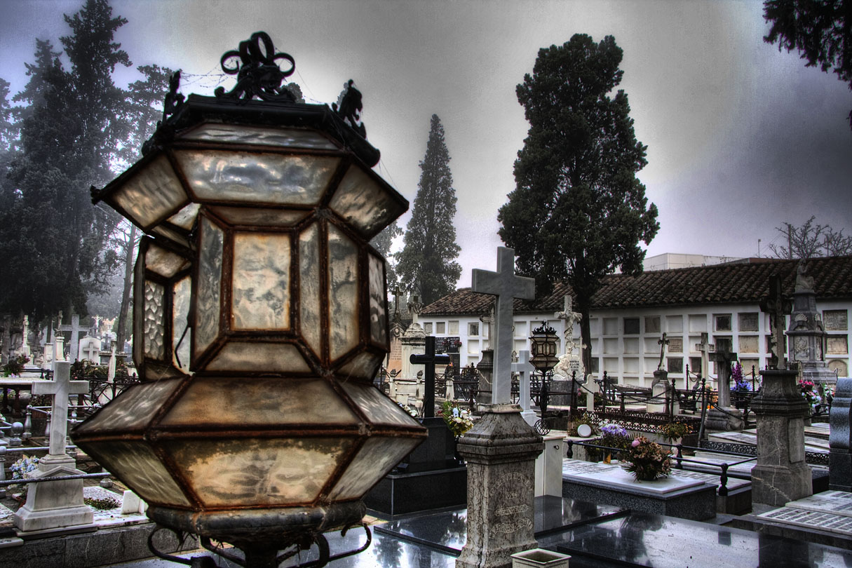 Entre tinieblas (cementerio de la Salud ) 2