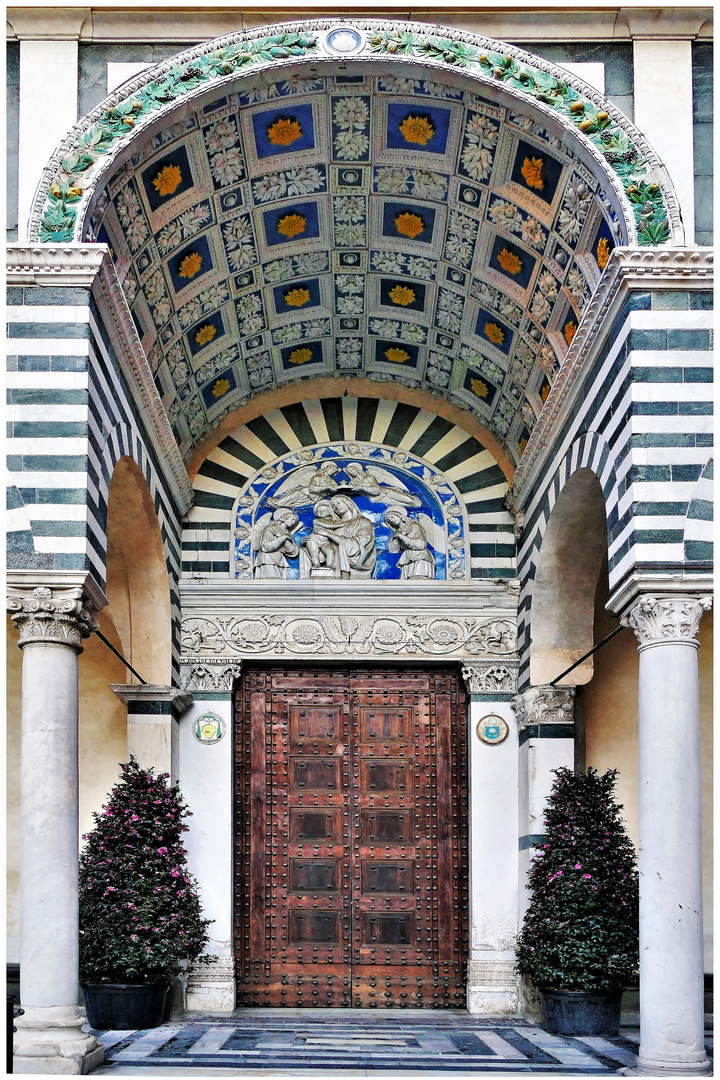 entrée d  église  selon della Robbia ....