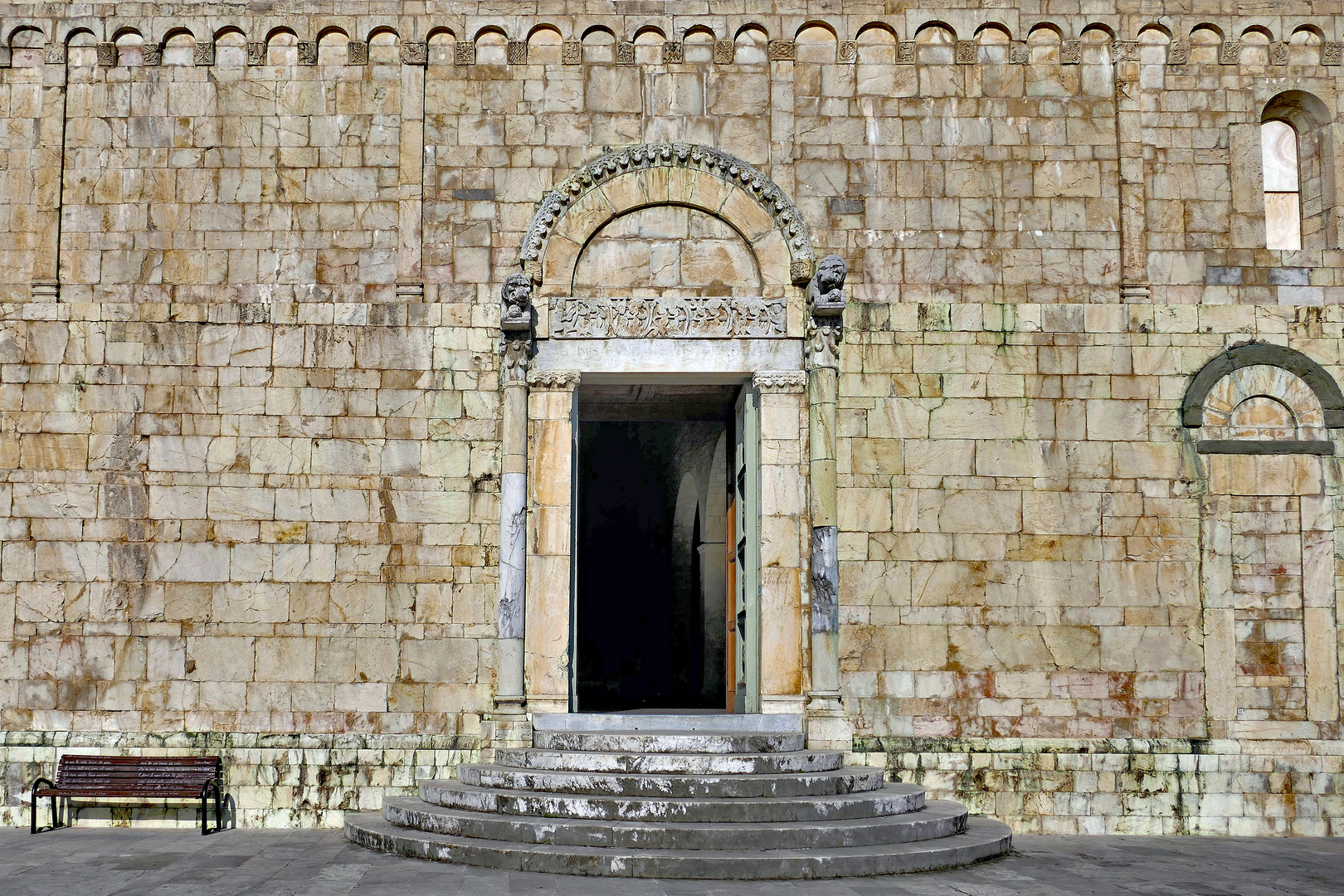 entrée de la cathédrale de Barga, toscane