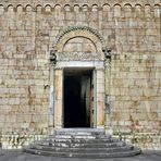 entrée de la cathédrale de Barga, toscane