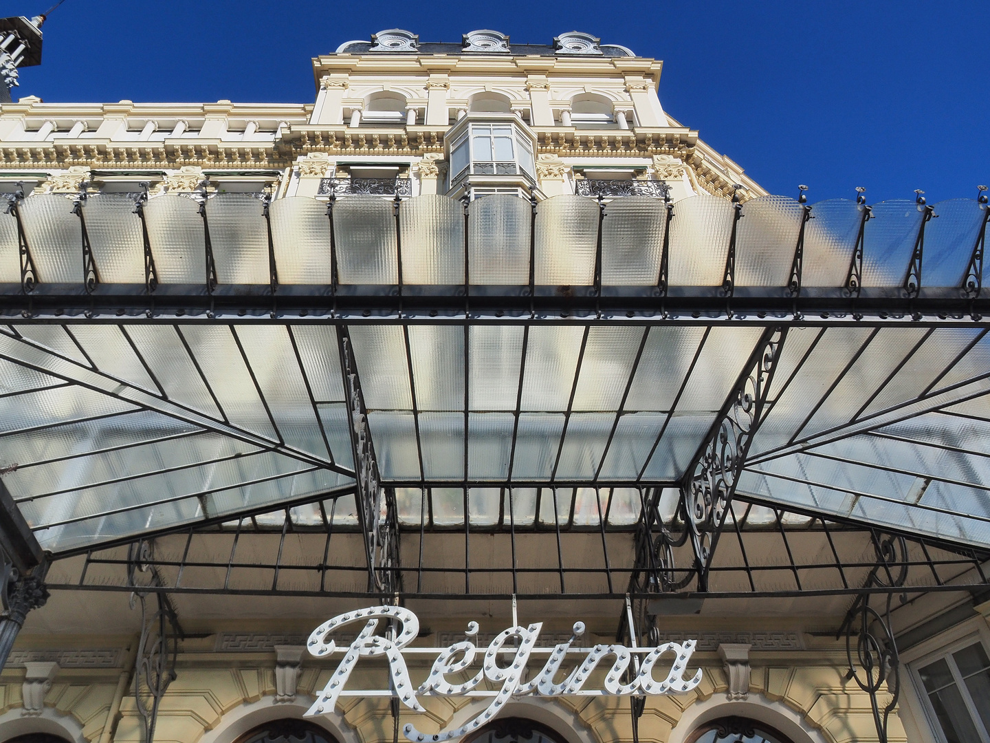 Entrée de l’Hôtel Regina