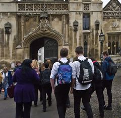 Entrée des étudiants au King’s College  --  Ankunft der Studenten an das King’s College