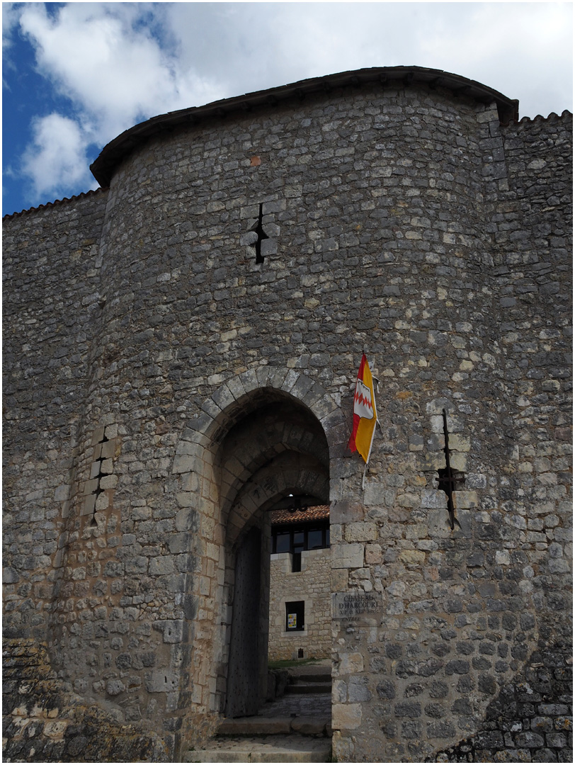 Entrée du Château d’Harcourt (XIIIème)  --  Chauvigny