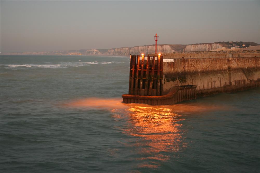 Entrée du port de Dieppe au crépuscule.