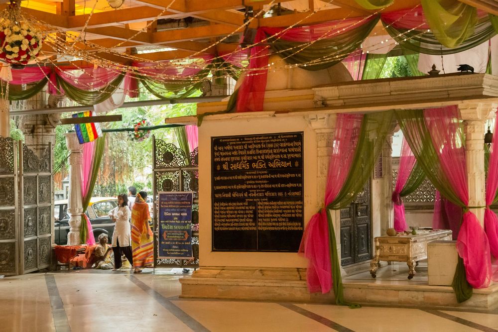 Entrée du temple Jaïn "Babu Amichand Panalal Adishwarji" à Bombay