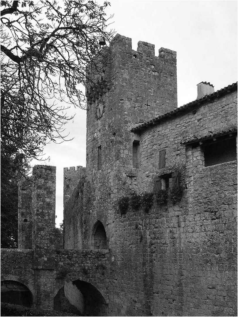 Entrée du village fortifié de Larressingle (Gers)