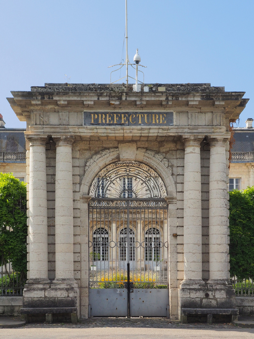 Entrée extérieure de la Préfecture d’Agen