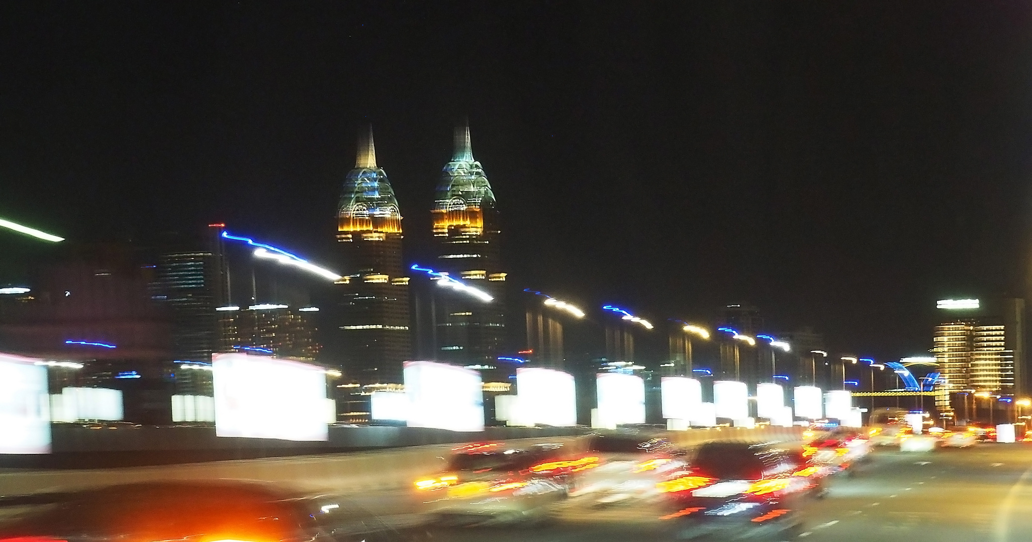 Entrée nocturne à Dubaï par une autoroute