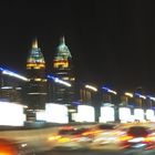 Entrée nocturne à Dubaï par une autoroute