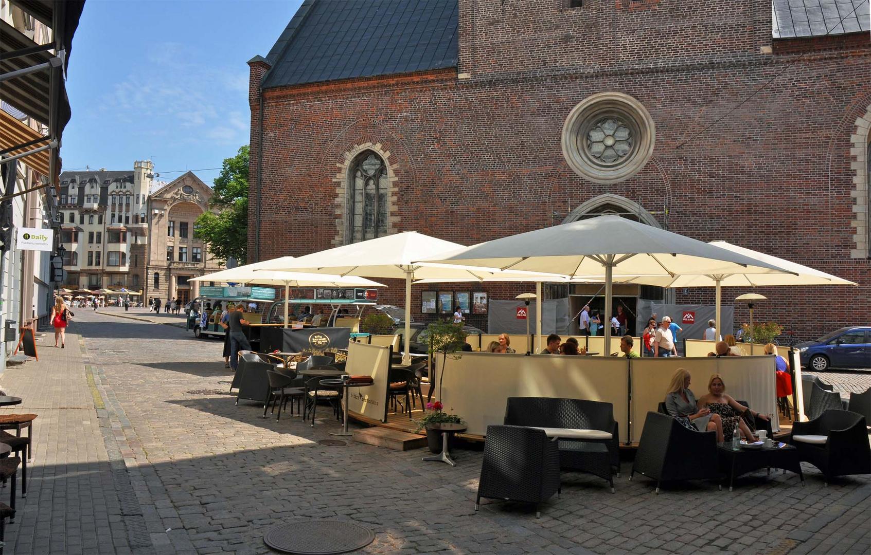 Entspannt geniesen in den Straßen von Riga