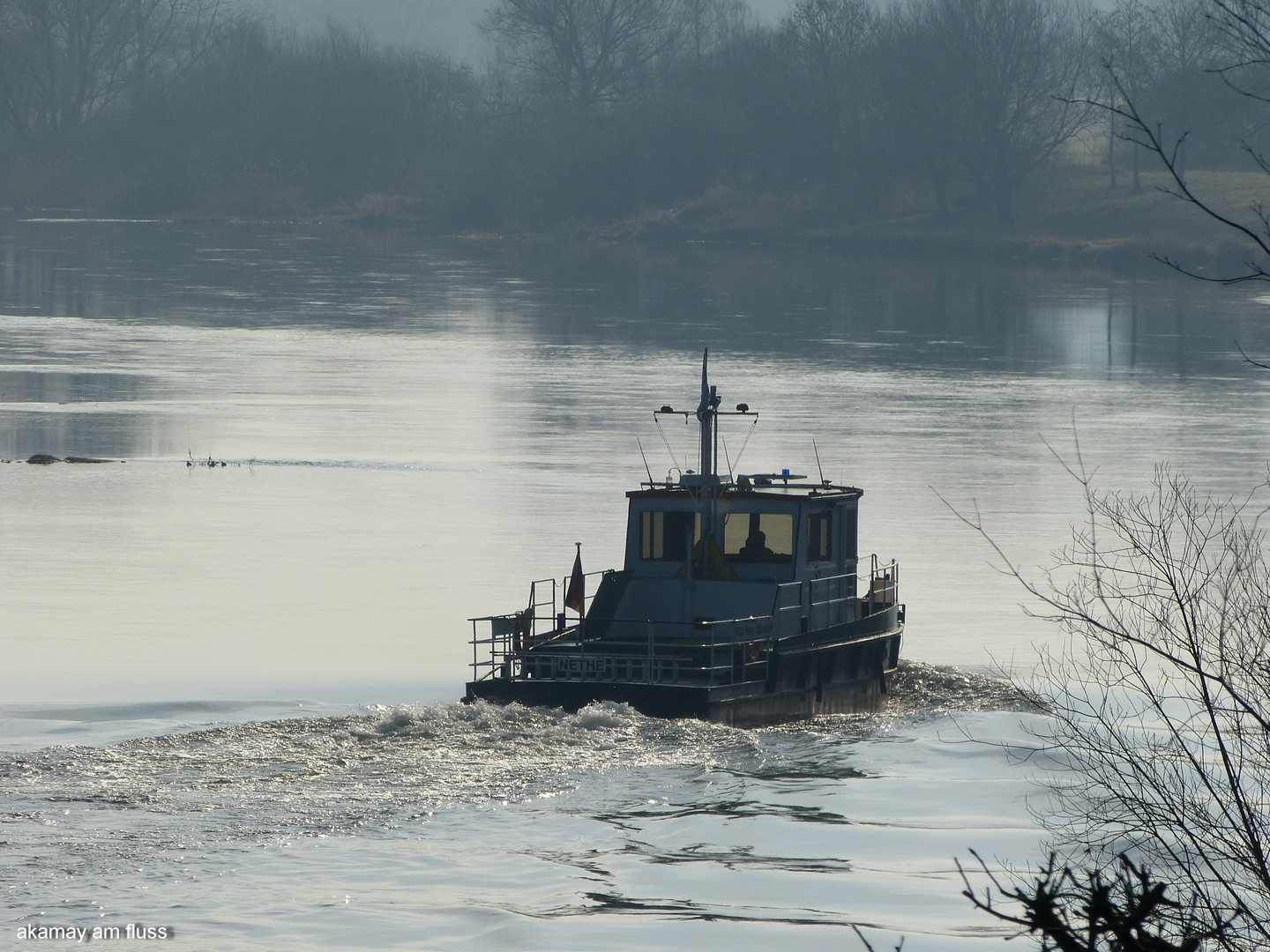 Entspanntes Flussleben - Schiffe entlang der Weser