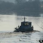 Entspanntes Flussleben - Schiffe entlang der Weser