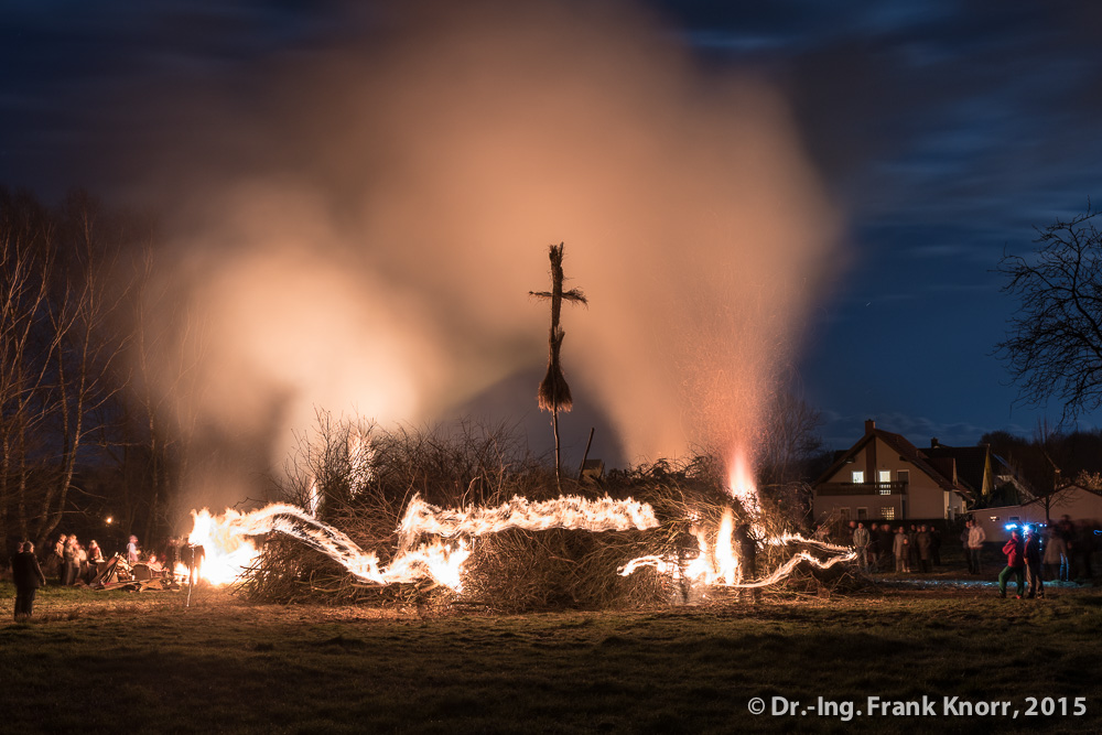 Entzünden des Osterfeuers