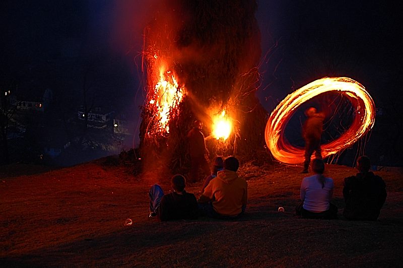 Entzünden des Osterfeuers