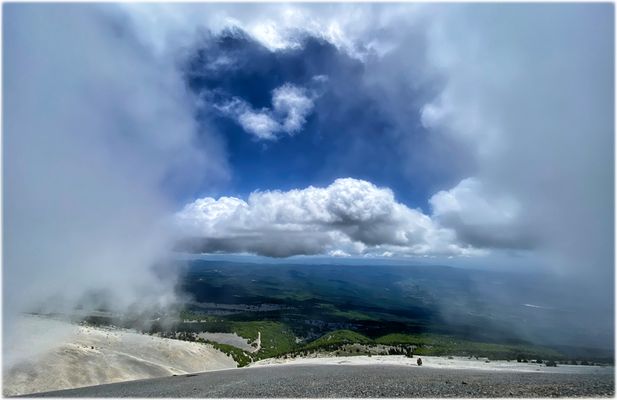 „ enveloppé par des nuages “