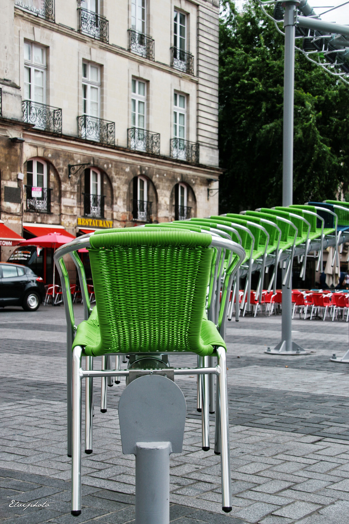 Envolée de chaises 