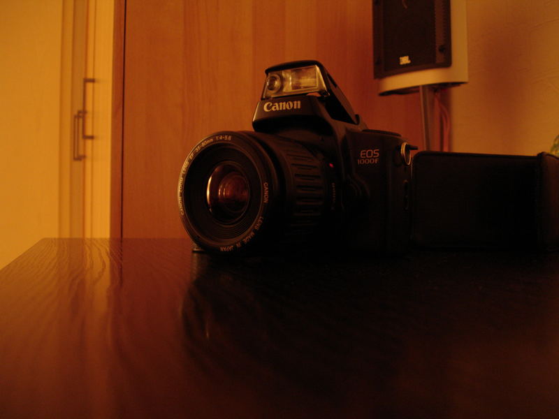 EOS 1000F