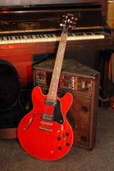 Epiphone "The Dot" Cherry, in typischer Umgebung @ The Old Dubliner Hamburg