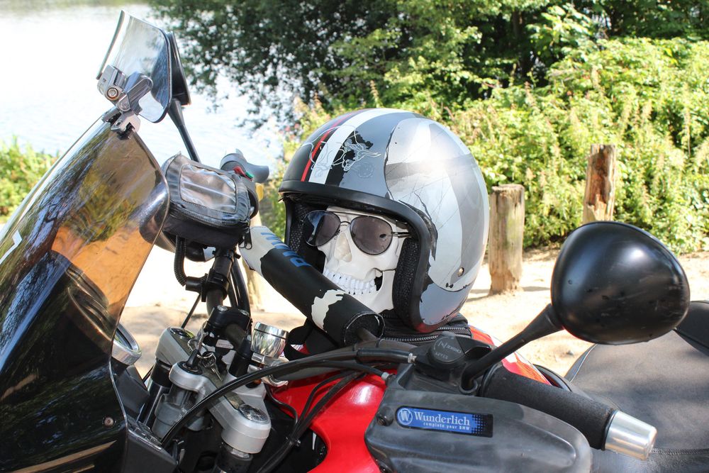 Er fährt immer mit&hellip;&hellip;. Foto & Bild | straße, motorrad, verkehr