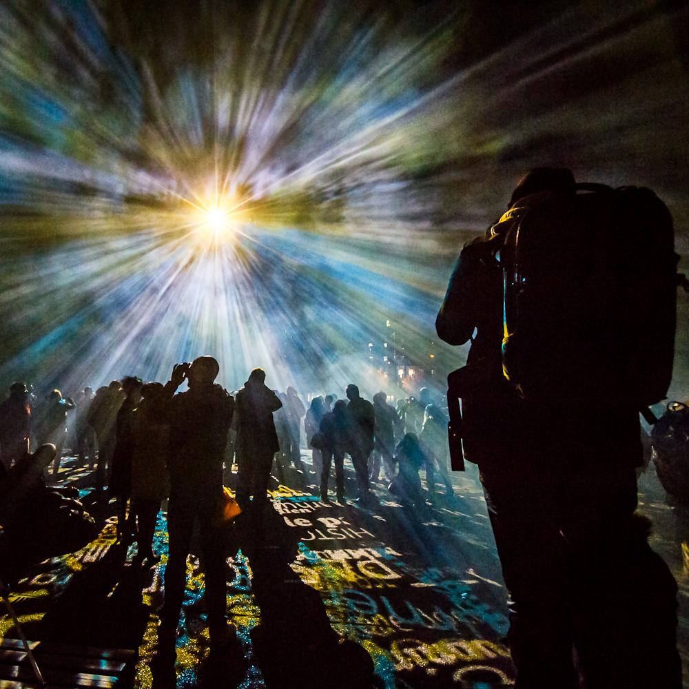 Er fotografiert ins Licht