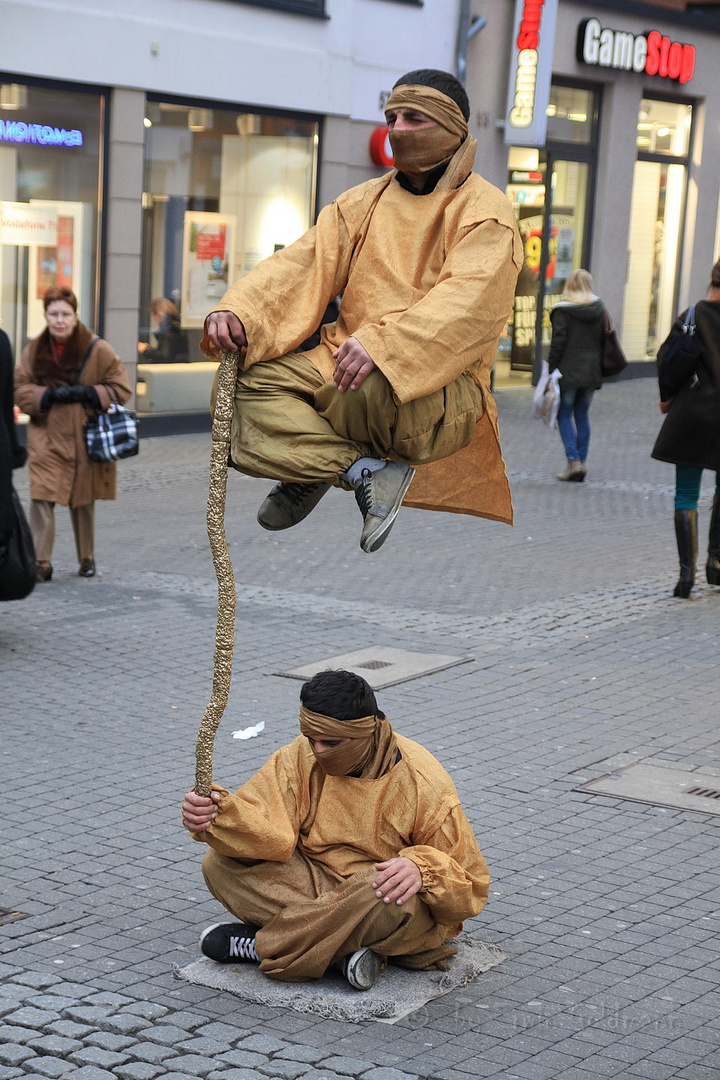 - ...er hält ihn bei der Stange -