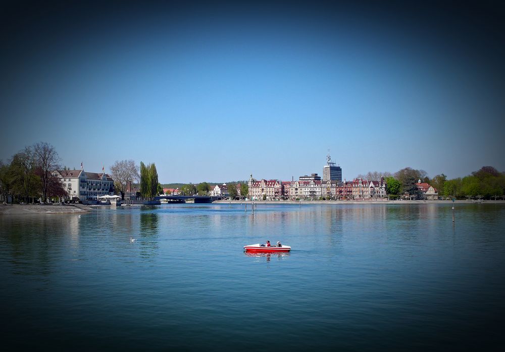 Er hat ein knallrotes Gummiboot von Lothar Langner 