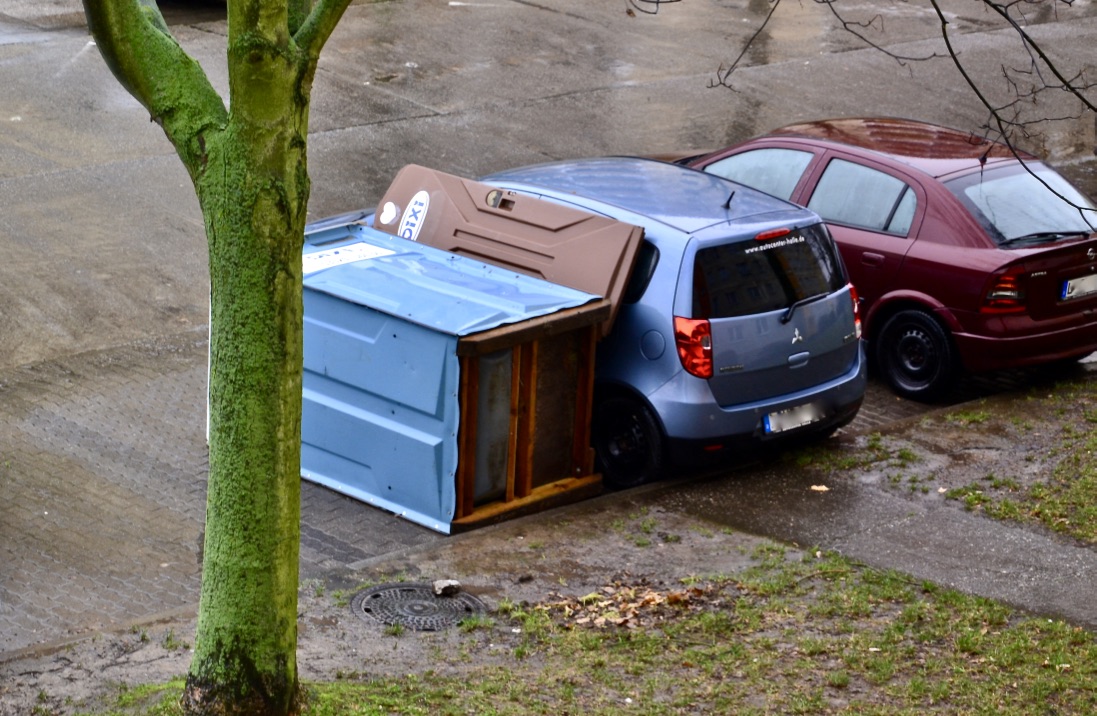 Er hat es nicht weit bis zum "Örtchen".…