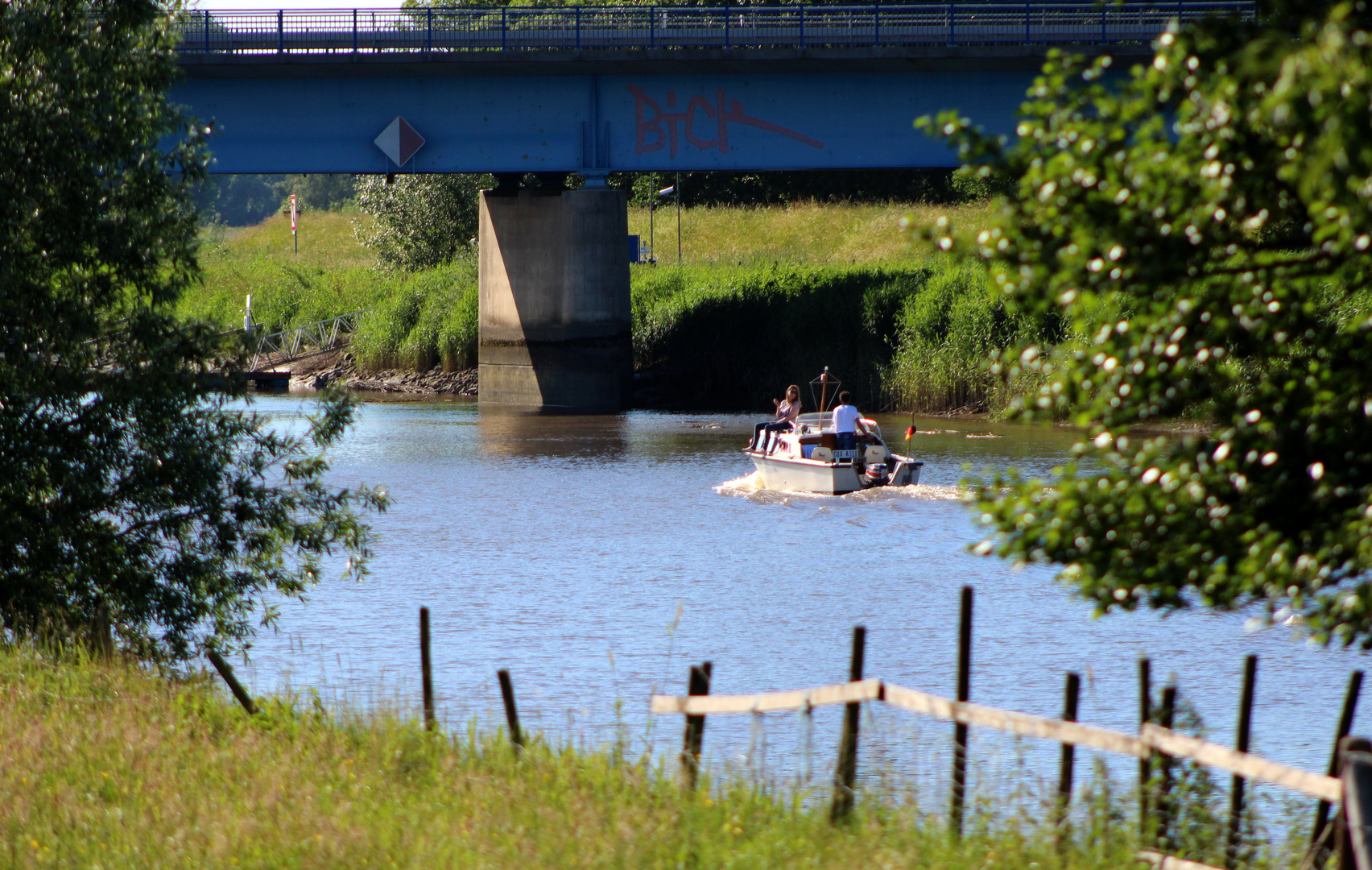 er muss unter der Ostebrücke durch ...