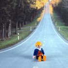 Er sitzt auf der Straße