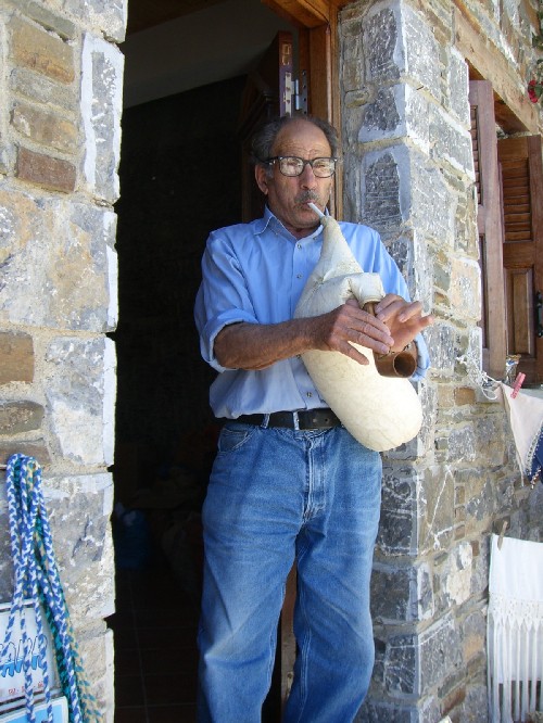 er spielt auf der Sambuka nur für mich...Karpathos von Ines Elstermann