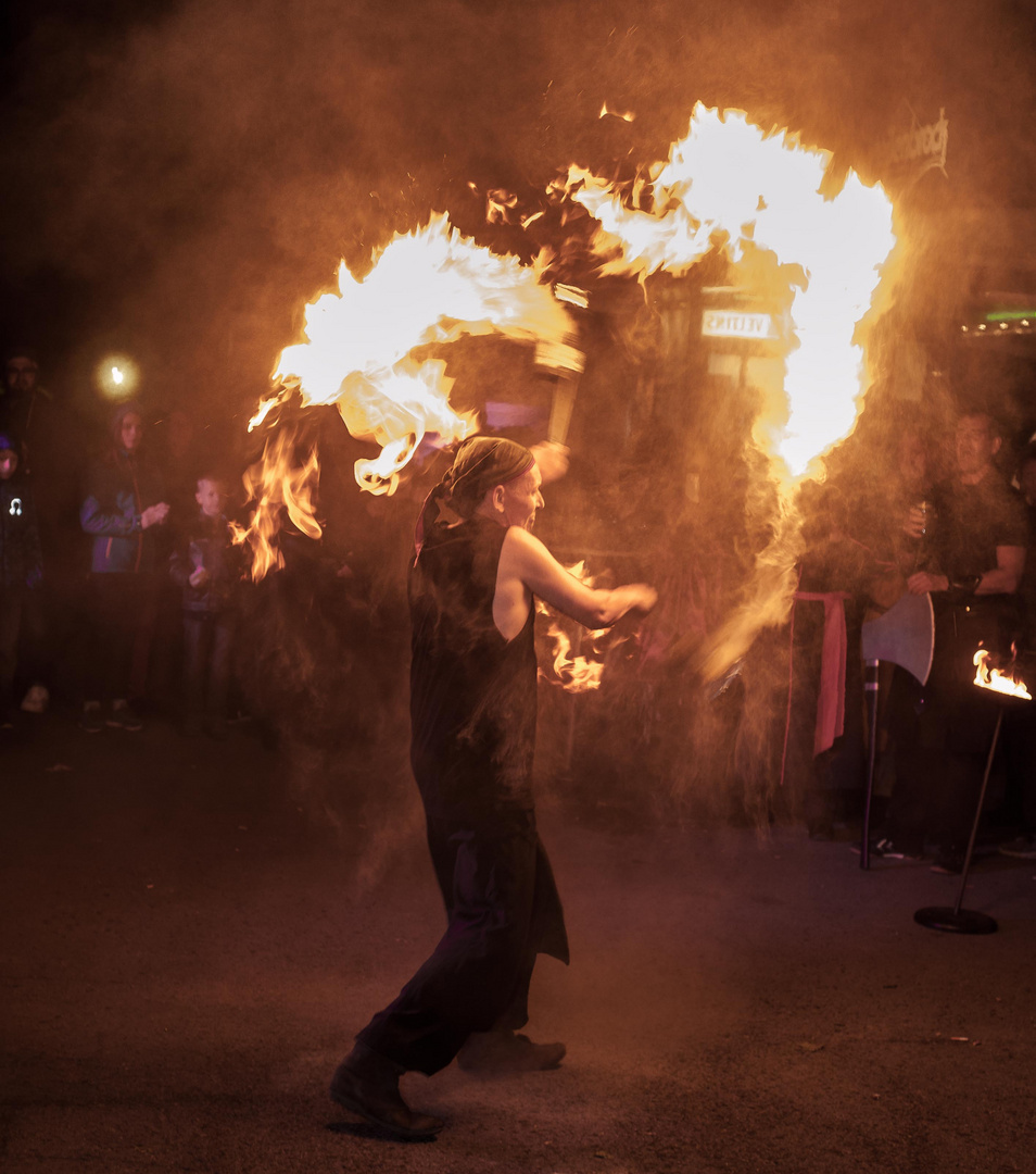 Er spielt mit dem Feuer