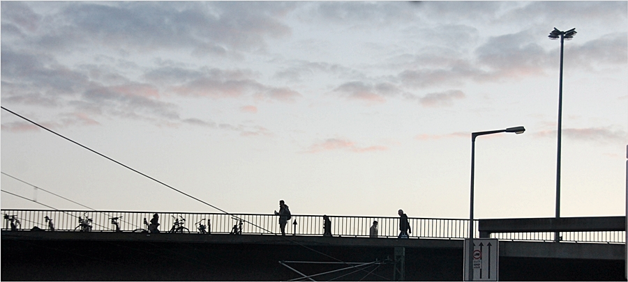 er steht auf der Brücke ...