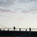 er steht auf der Brücke ...