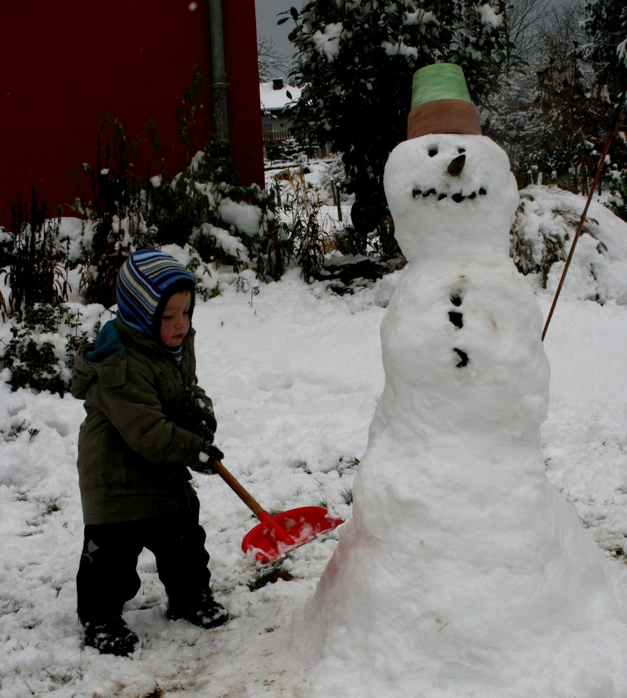 Er steht mein erster Schneemann :-))