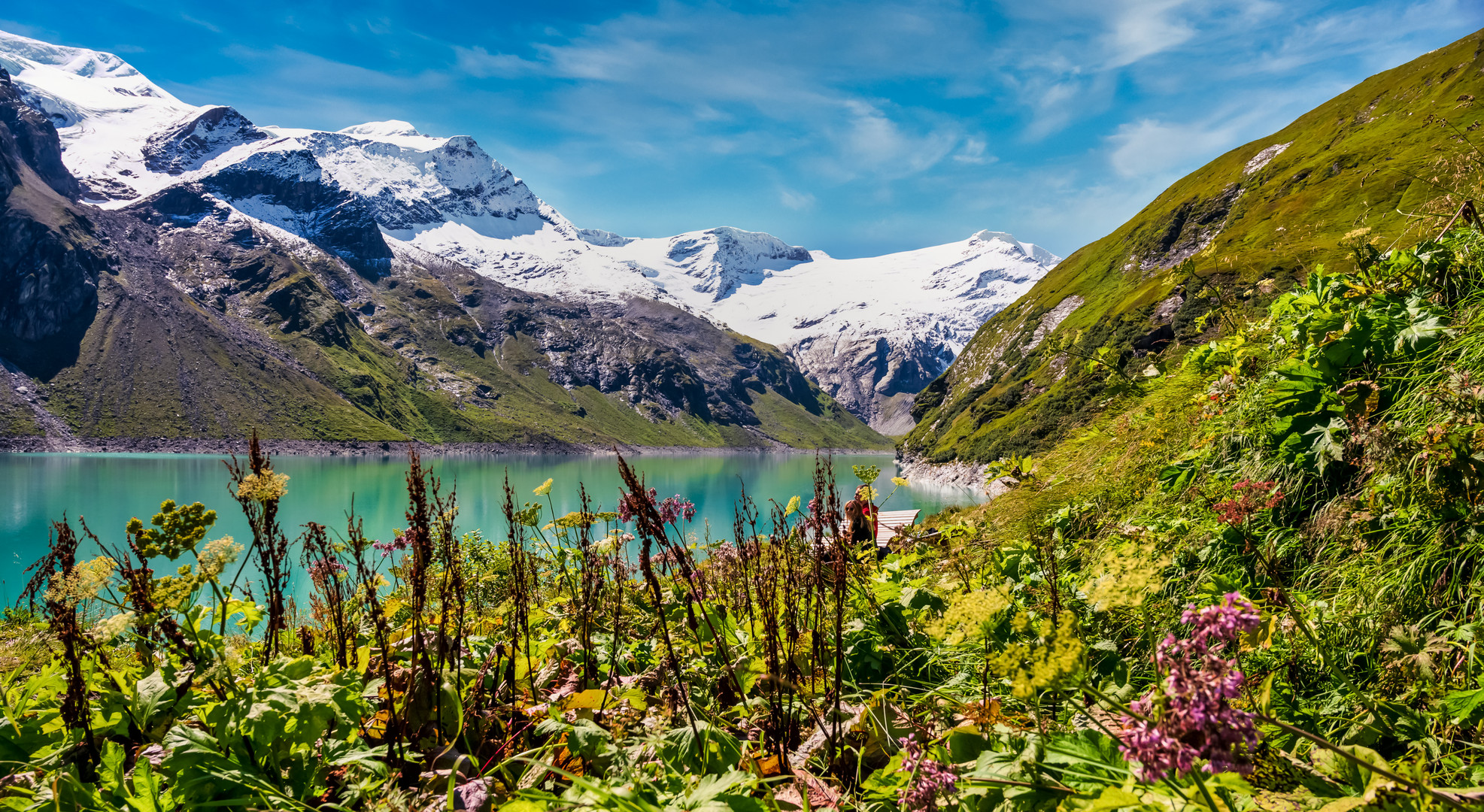 Er und Sie geniessen auf der Liege das umliegende Paradies.