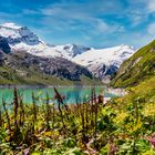 Er und Sie geniessen auf der Liege das umliegende Paradies.