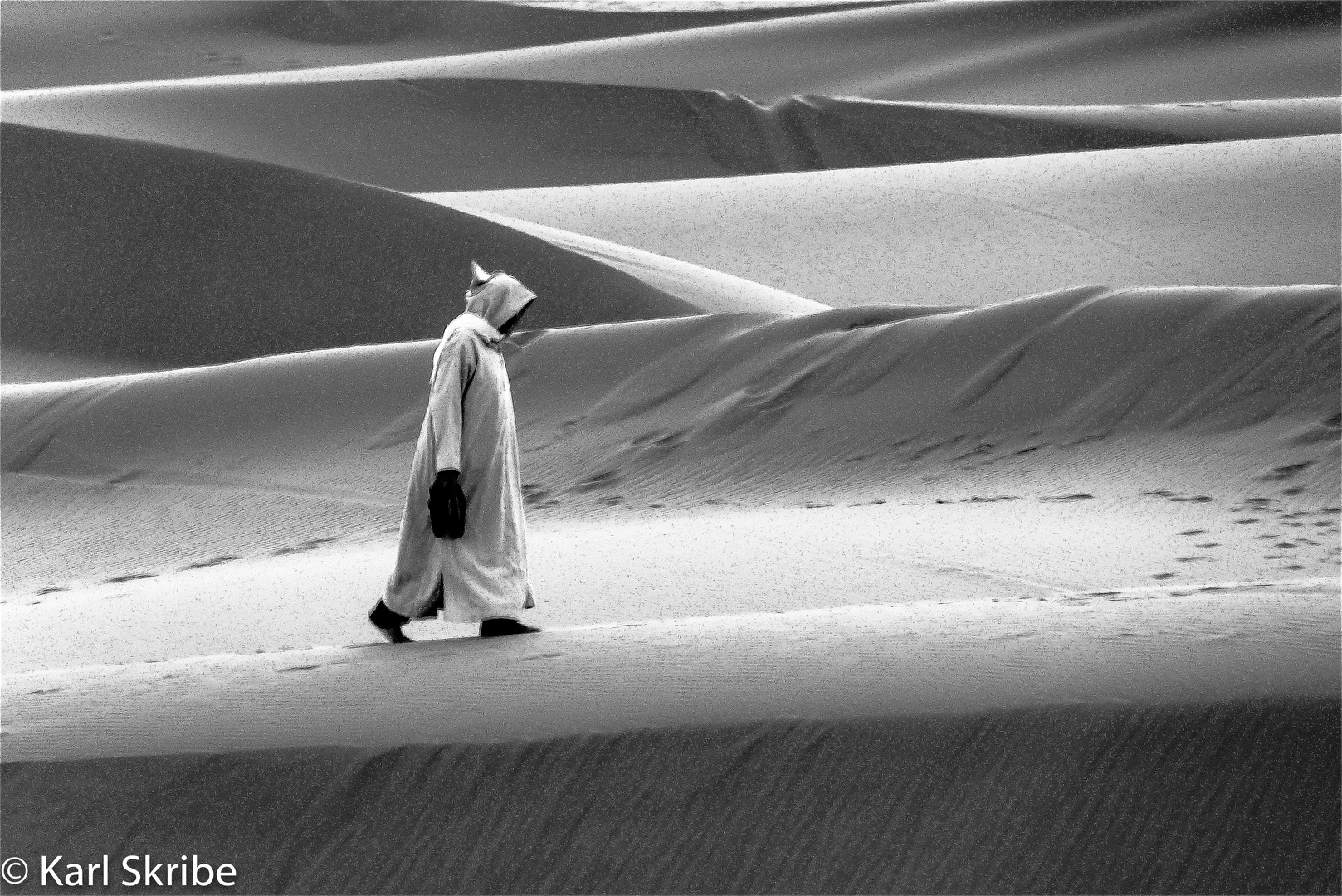 Er wandert im Sand der Sahara