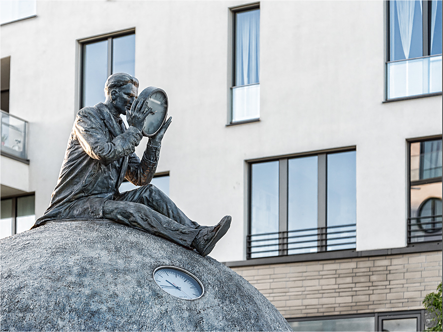 Er zeigt die Uhr und weiß nie wie spät es ist