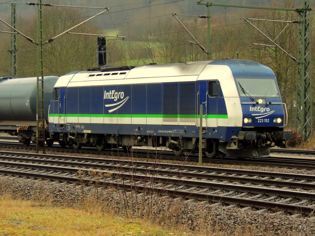 ER20 der Integro-Verkehr, mit einem Kesselzug Richtung Norden im ehemaligen Grenzbahnhof Probstzella