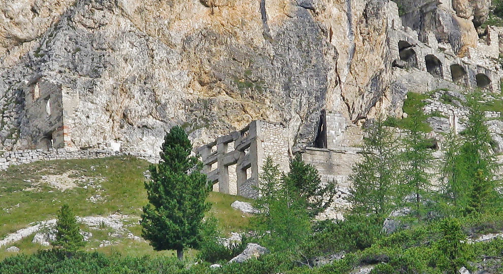 era un albergo,poi un ospedale di guerra...vicino ci crescono le stelle alpine