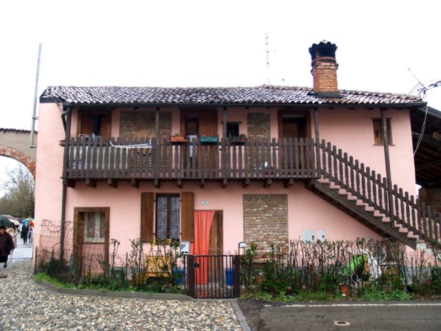 era una casa molto carina, senza soffittto, senza cucina...