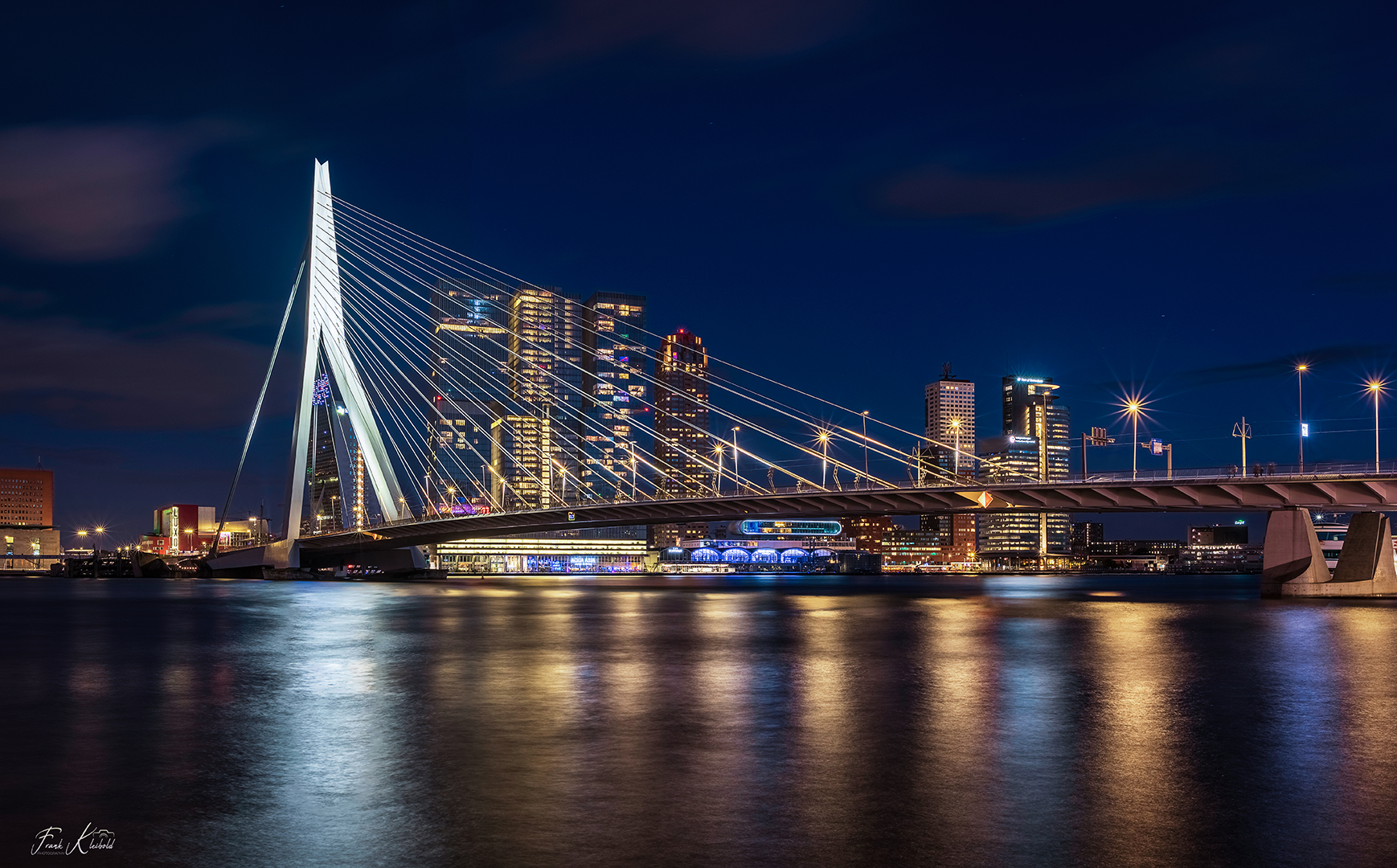 Erasmusbrücke mit der nächtlichen Skyline