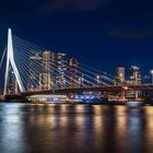 Erasmusbrücke mit der nächtlichen Skyline